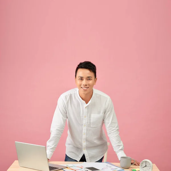 Retrato Jovem Designer Asiático Sorridente Trabalhando Laptop Enquanto Inclina Sua — Fotografia de Stock