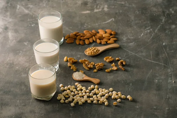 Süt Bardakları Badem Soya Masada Ceviz — Stok fotoğraf