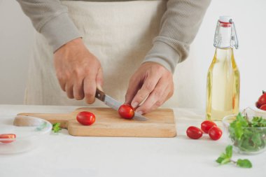 Ispanak, süzme peynir, zeytinyağı ve biber ile Domates salatası