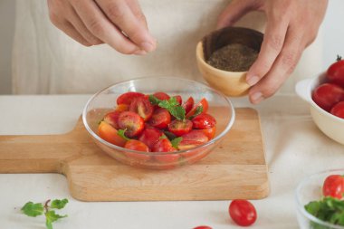 Domatesli taze lezzetli salata. Taze yeşil salata yapmak