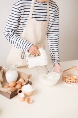 Kasede beyaz yumurta krema pasta pişirme motor Mikser ile karıştırma 