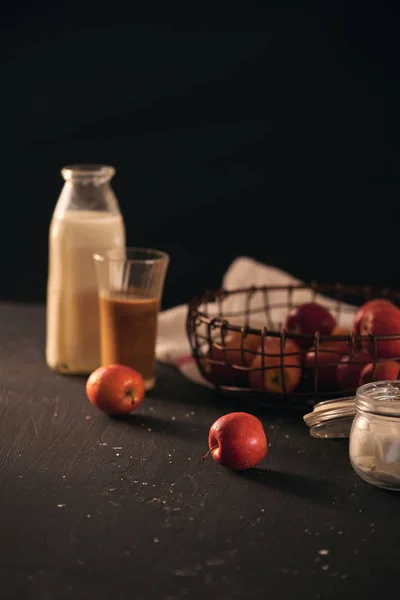 Donuts Ingredientes Com Leite Mini Maçãs Açúcar Sobre Fundo Preto — Fotografia de Stock