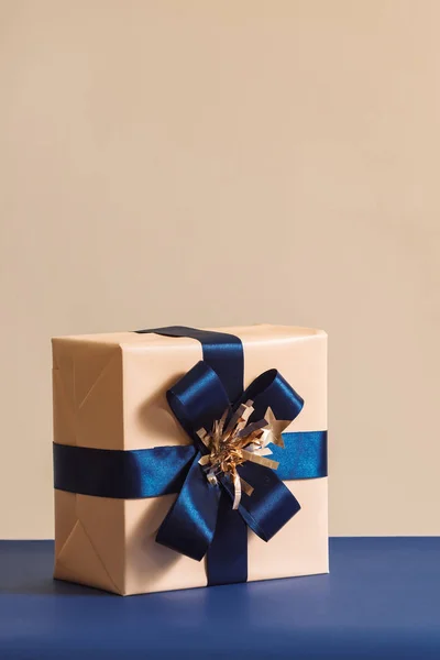 Boîte Noël Anniversaire Isolée Sur Fond Bleu — Photo