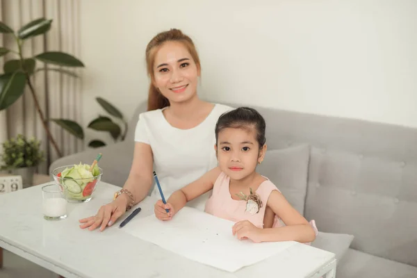 Asiática Familia Con Madre Hijas Están Dibujando Papel Casa —  Fotos de Stock