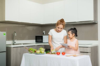 Anne, çocuk ve bilgisayar kullanımı bir yemek menüsü icat etti.