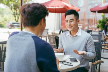 Kahve molası sırasında - görüntü sohbet Vietnamca iş ortakları