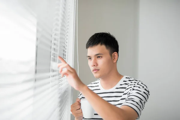 Joven Hombre Guapo Despreocupado Cerca Ventana Moderna Longitud Completa Disfrutando —  Fotos de Stock