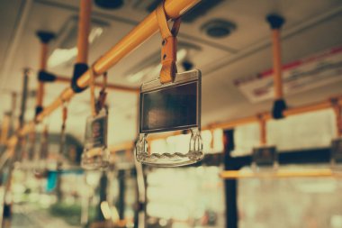 ayakta yolcu otobüs içinde için kolları.