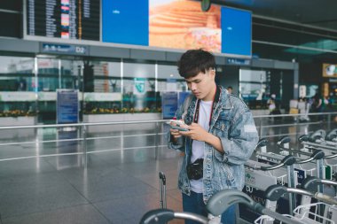 Havaalanında taksi beklerken adam manifatura gülümseyen portresi