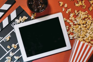 Boş dijital tablet, patlamış mısır, film şeridi, sinema ve film online Akış kavramı