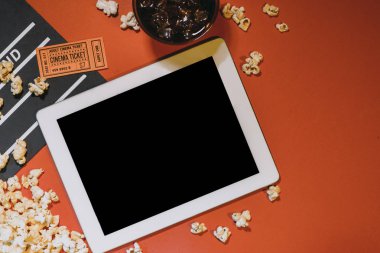 Boş dijital tablet, patlamış mısır, film şeridi, sinema ve film online Akış kavramı