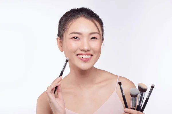 Retrato Atractivo Asiático Sonriente Mujer Morena Aislado Blanco Estudio Disparo —  Fotos de Stock
