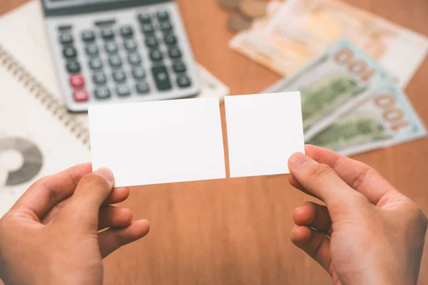 Manos Masculinas Sosteniendo Dos Pedazos Papel Blanco — Foto de Stock