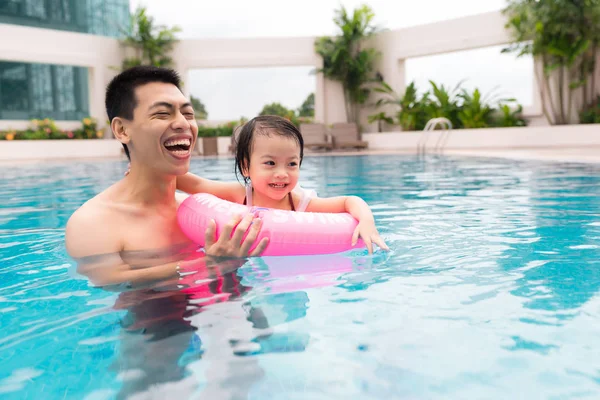 在游泳池里的幸福家庭 暑假和度假概念 — 图库照片