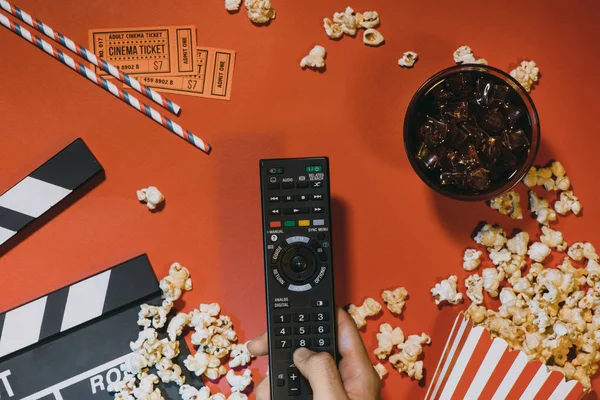 patlamış mısır üstten görünüm koyu arka plan ile film izlemek kavramı