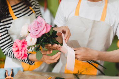 gösterilen kırmızı gül buketi Çiçek çiçekçi el market alışveriş