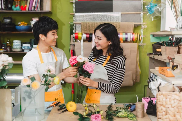 Малий Бізнес Чоловічі Жіночі Флористи Роблять Трояндовий Букет Квітковому Магазині — стокове фото