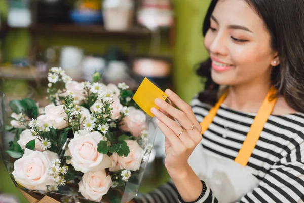 Sorrindo Florista Mulher Pequeno Empresário Proprietário Loja Flores Balcão Olhando — Fotografia de Stock