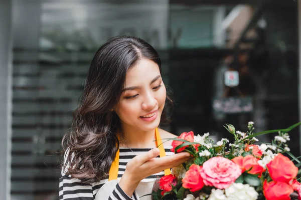 Mujer Sonriente Florista Dueño Floristería Pequeña Empresa Mostrador Buscando Amigable — Foto de Stock