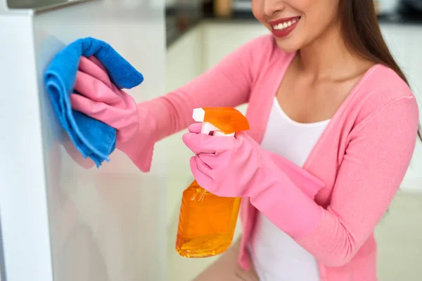 Jonge Aziatische Vrouw Schoonmaken Van Keuken Met Wasmiddel Spray — Stockfoto