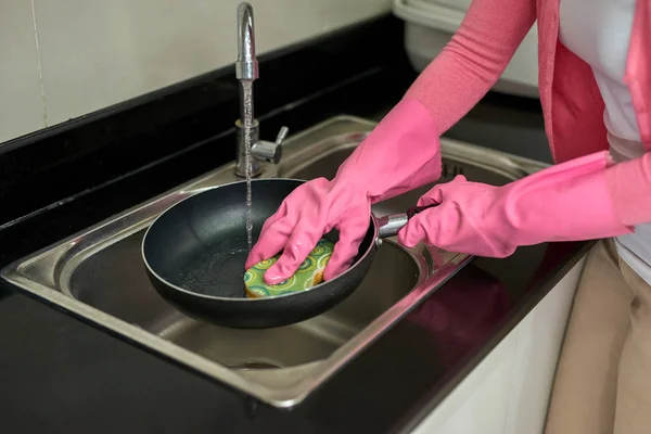 Retrato Mulher Jovem Atraente Limpando Uma Superfície Armário Cozinha Branca — Fotografia de Stock