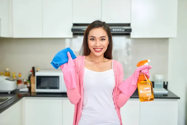 Wanita Asia Muda Bersiap Membersihkan Dapur Tangan Memegang Deterjen Semprotan — Stok Foto