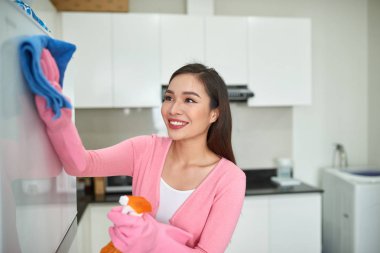 Mutlu asyalı kadın ev mutfak temiz