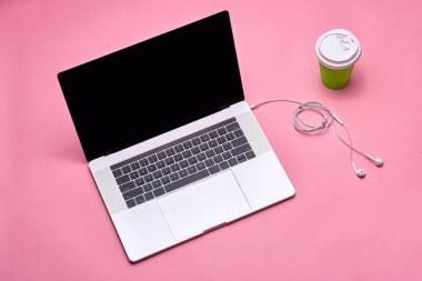 Dizüstü bilgisayarlı çalışma alanı, bir fincan kahve ve renkli arkaplanda kopyalama alanı