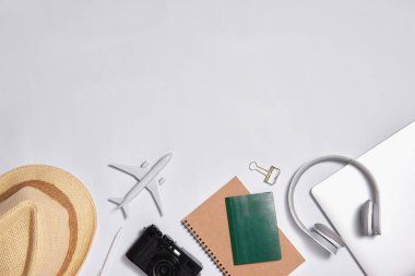 Pastel renkli arka plan üzerinde ofis malzemeleri ile çalışma alanı Düz lay tarzı resim
