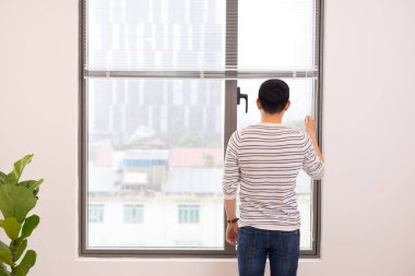 Adam sandalyesinde rahatlatıcı ve oturma odası penceresinden görünümü zevk