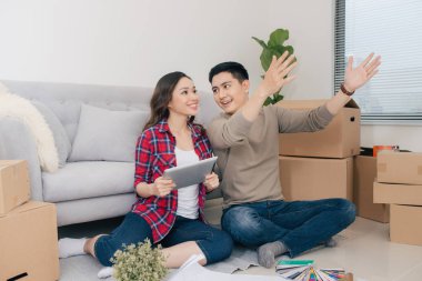 Yeni bir eve taşınma genç sevgi dolu çift. Ev ve Aile kavramı.