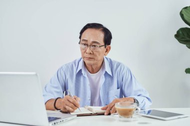 Komuta sizde evde dizüstü bilgisayara bağlı