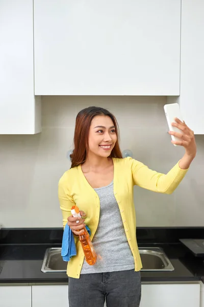 Wanita Asia Yang Cantik Melakukan Selfie Menggunakan Smartphone Dan Tersenyum — Stok Foto