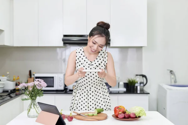 Wanita Muda Yang Cantik Memasak Makan Malam Yang Sehat Dapur — Stok Foto