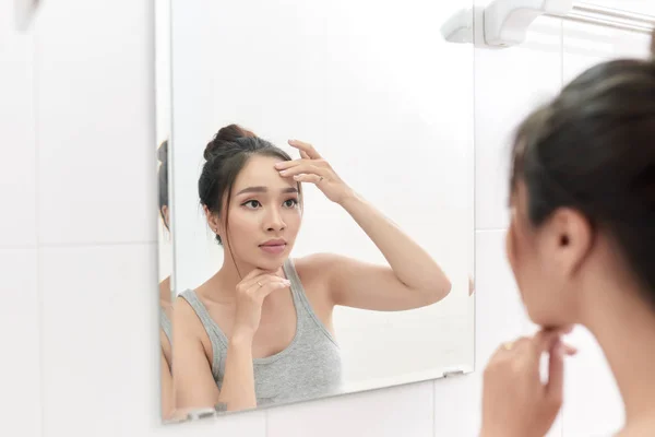 Kadın Günlük Duş Sonra Yüz Kremi Uygulayarak Banyoda Günlük Sabah — Stok fotoğraf