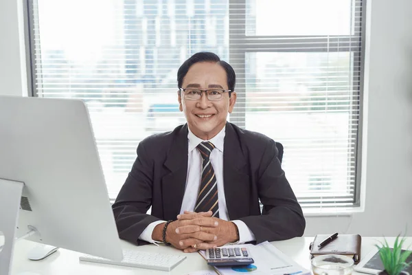 Empresário Asiático Sentado Sua Estação Trabalho Mãos Cima Mesa Trabalho — Fotografia de Stock