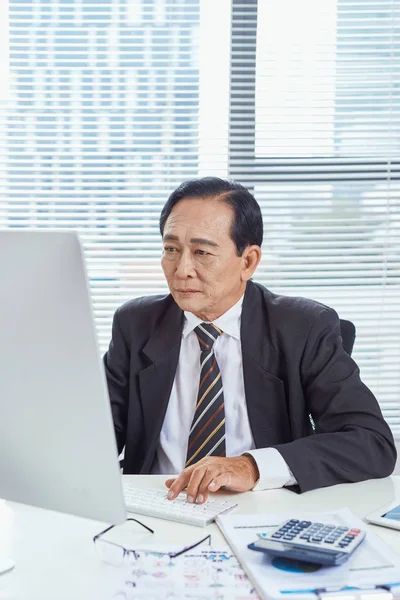 Hombre Negocios Asiático Mediana Edad Que Siente Estresado Frustrado Mientras — Foto de Stock