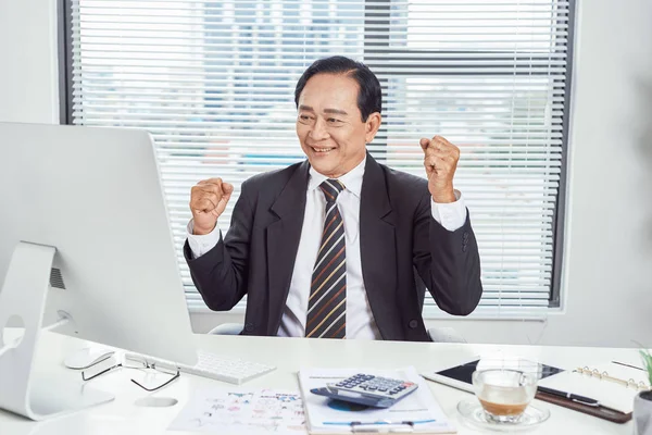 Hombre Negocios Feliz Con Ordenador Portátil Celebrando Victoria Oficina — Foto de Stock