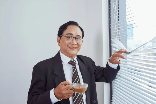 Sonriente Atractivo Hombre Maduro Con Gafas Apoyadas Alféizar Una Gran — Foto de Stock