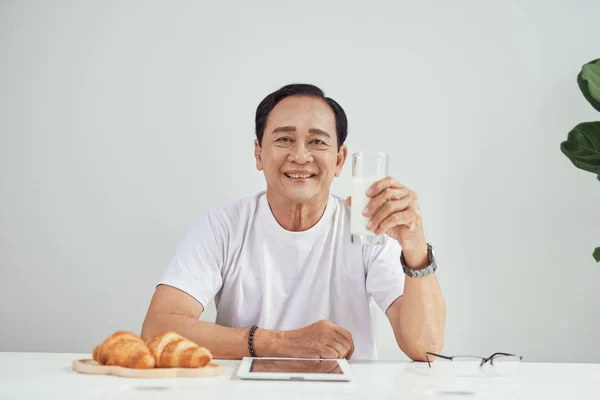 Hombre Desayunando Casa Rutina Descansando Casa — Foto de Stock