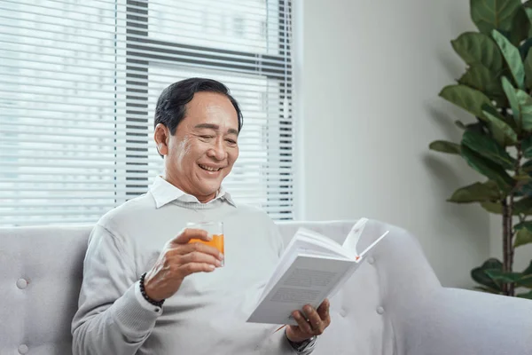 Hombre Mayor Leyendo Libro — Foto de Stock