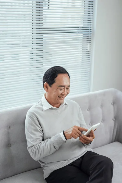Feliz Asiático Mayor Hombre Usando Móvil Casa — Foto de Stock