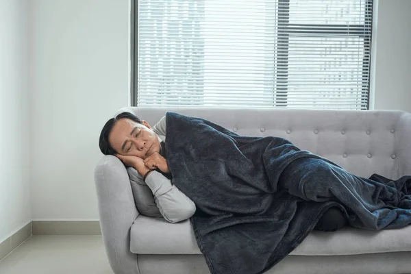 Hombre Pensionista Durmiendo Sofá Que Sufre Alta Temperatura Enfermedad — Foto de Stock