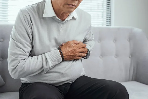 Yaşlı Adam Oturma Odasında Kalplerinde Acı Hissediyorum Tıbbi Kavram — Stok fotoğraf