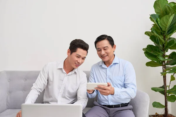 Dos Hombres Negocios Están Trabajando Oficina Concepto Negocio — Foto de Stock