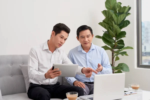 Twee Jonge Mannen Die Werken Met Laptop Tablet Zittend Bank — Stockfoto