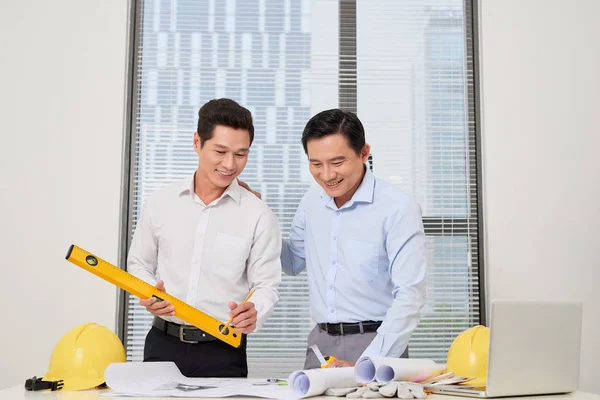 Two Architects Standing Desk Discussing Project — Stock Photo, Image
