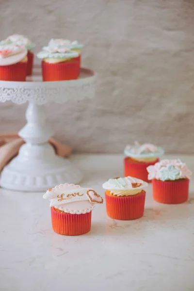 Vele Lekkere Cupcakes Valentine Zoete Liefde Cupcake Tafel Lichte Achtergrond — Stockfoto
