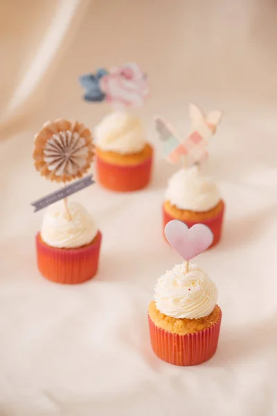 Smakelijke Zoete Roze Cupcakes Versierde Dessert Tafel — Stockfoto