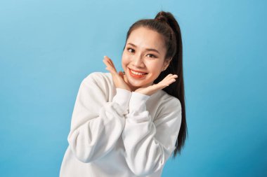 Neşeli kaygısız sevimli yetişkin kadın portresi geniş gülümseyen ve yanakları yakınında avuç içi tutarak, hayata olumlu bir tutum ile eğlenceli ve duygusal olmak